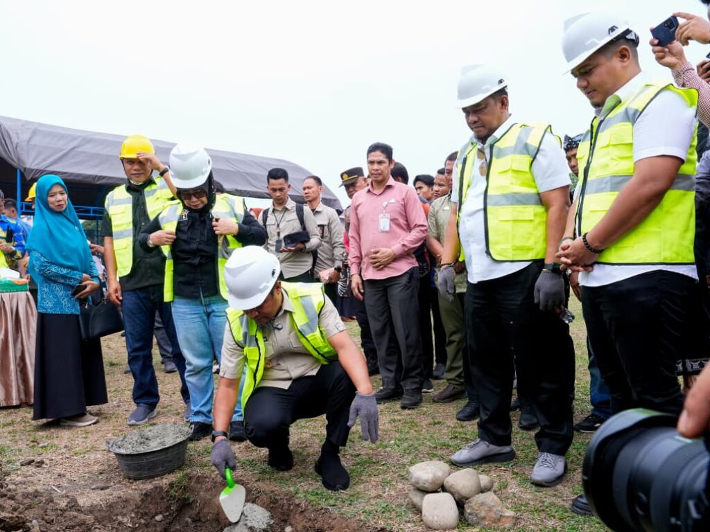 Gubernur Sulawesi Selatan Andi Sudirman Sulaiman melakukan peletakan batu pertama revitalisasi Lapangan Sepak Bola Pallempang di Walenrang, Luwu.