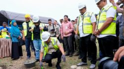 Gubernur Sulawesi Selatan Andi Sudirman Sulaiman melakukan peletakan batu pertama revitalisasi Lapangan Sepak Bola Pallempang di Walenrang, Luwu.