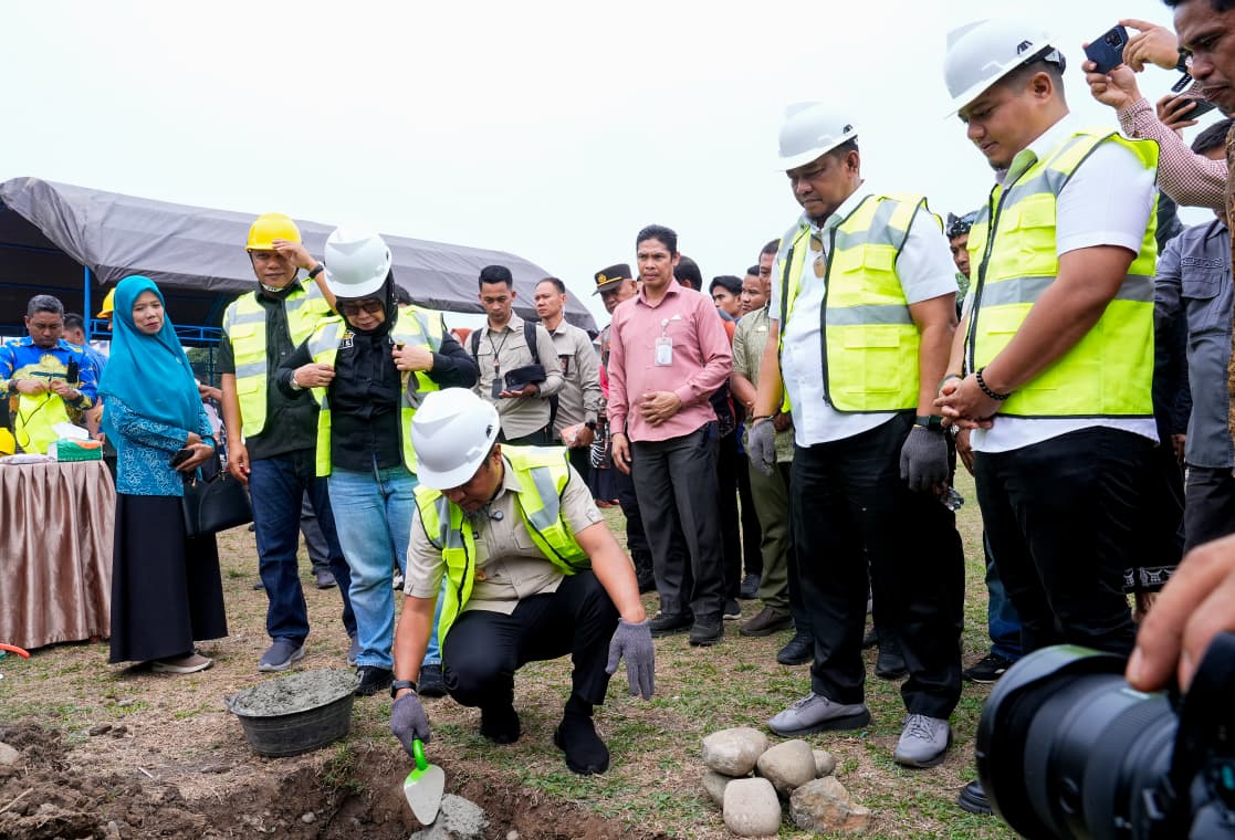 Gubernur Sulawesi Selatan Andi Sudirman Sulaiman melakukan peletakan batu pertama revitalisasi Lapangan Sepak Bola Pallempang di Walenrang, Luwu.