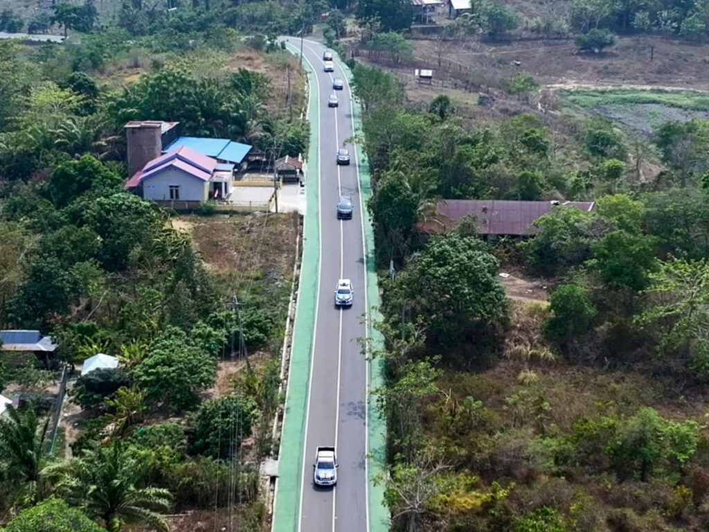 Gubernur Sulsel Andi Sudirman Sulaiman saat meresmikan ruas jalan Paleteang–Malimpung–Kabere yang menghubungkan Kabupaten Pinrang dan Enrekang.