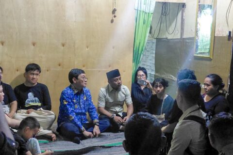 Gubernur Andi Sudirman Beri Santunan dan Biaya Pendidikan Anak Petugas Karhutla yang Gugur di Torut